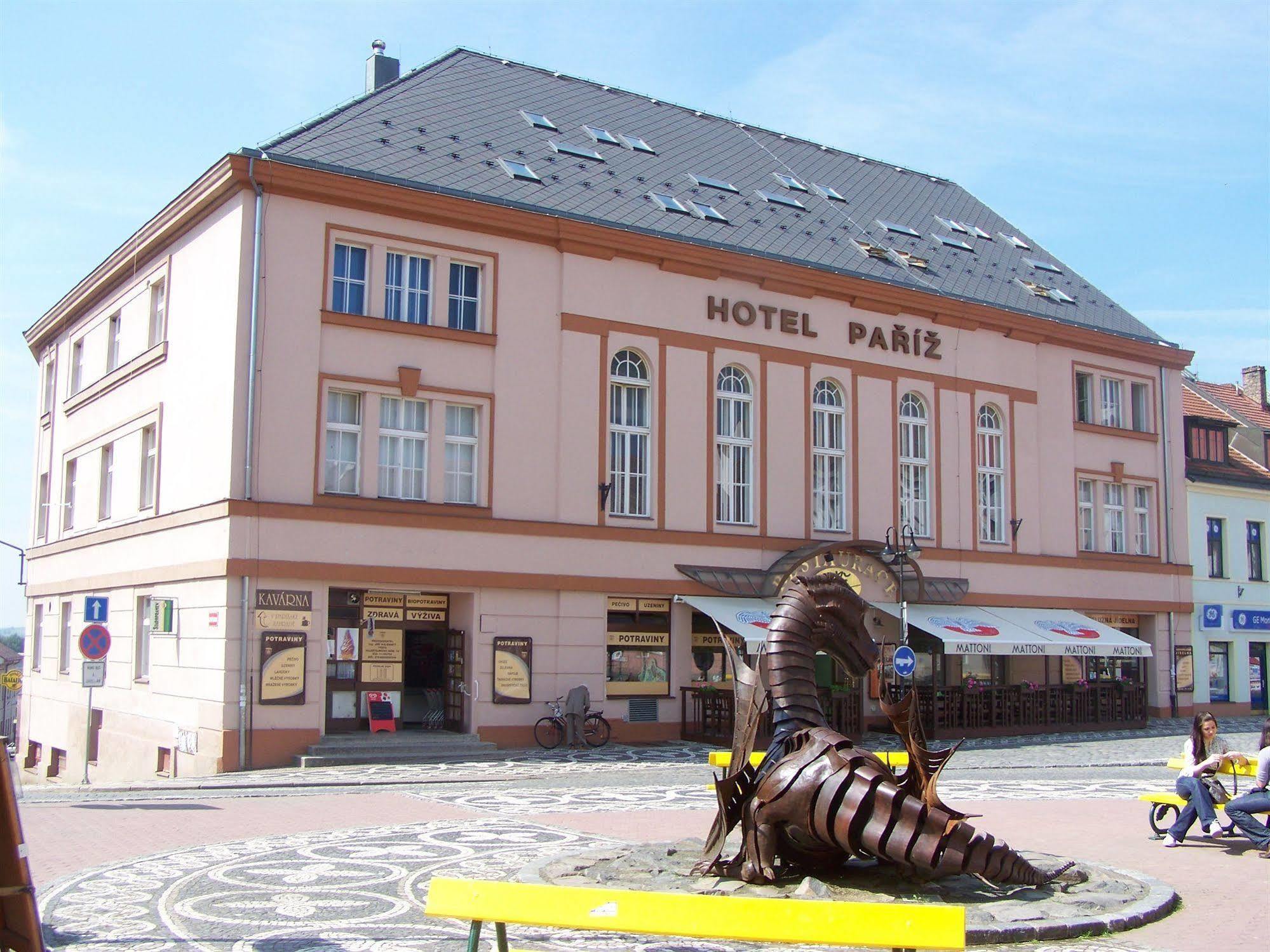 Hotel Pariz Йичин Экстерьер фото